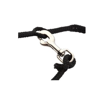 Nahaufnahme einer schwarzen Haustierleine mit einem silbernen Metallclip, die die geflochtene Textur und einen sicheren Knoten zeigt.