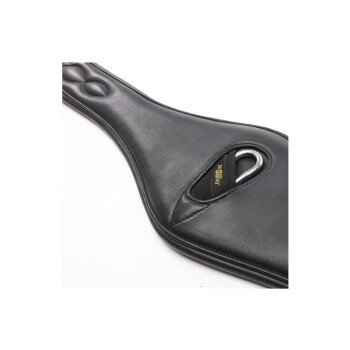 Nahaufnahme eines schwarzen Lederhundegeschirrs mit einem Metall-D-Ring und einem kleinen Anhänger, auf dem "Mochi & Co." steht.