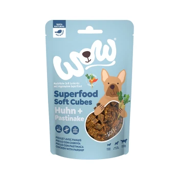 Verpackung von "WOW" Superfood Soft Cubes für Hunde, mit Huhn und Pastinake. Der Text hebt 100% natürliche Zutaten hervor.