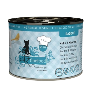 Dose Katzenfutter beschriftet mit "Ragout Huhn & Muschel" mit Huhn und Muscheln, mit einem blau-weißen Design und ohne Zuckerzusatz.