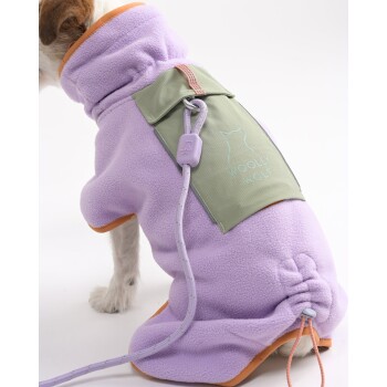Hund trägt eine lila Fleecejacke mit grünem Taschenfach und dem Schriftzug „WOOLLY WOLF“, befestigt an einer passenden lila Leine.