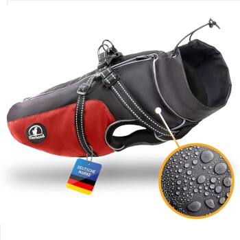 Eine schwarz-rote Hundejacke mit reflektierenden Riemen und wasserdichter Funktion, gekennzeichnet mit "DEUTSCHE MARKE" und einem Tropfensymbol.