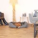 Ein entspannter Hund, der in einem gemütlichen grauen Haustierbett in einem modernen Wohnzimmer liegt, mit einer stilvollen Lampe und dekorativen Vasen im Hintergrund.