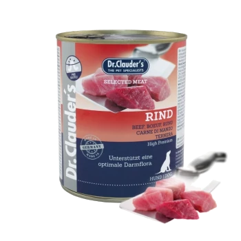 Dosen-Hundefutter von Dr. Clauder's mit ausgewähltem Fleisch, mit der Aufschrift "RIND," mit Fleischstücken, die auf einem Teller präsentiert werden.