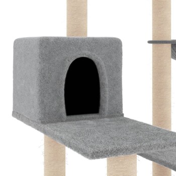 Grauer Katzenbaum mit einem gemütlichen, höhlenartigen Versteck und einer strukturierten Oberfläche, mit einem schwarzen Eingang und sisalumwickelten Kratzpfosten.