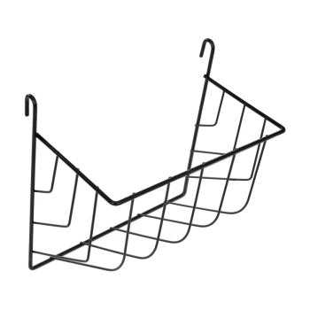 Schwarzer Metall-Wandkorb zur Aufbewahrung von Haustierfutter mit dreieckigem Design und zwei Haken zum einfachen Aufhängen.