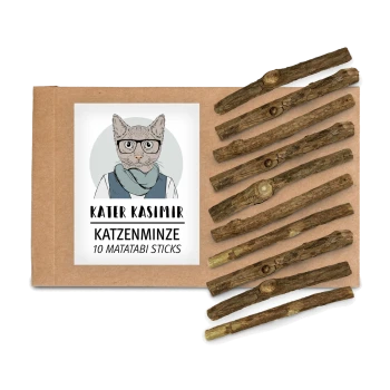 Eine Verpackung mit der Aufschrift "Kater Kasimir Katzenminze" enthält 10 Matatabi-Stäbe, mit einer Cartoon-Katze, die eine Brille und einen Schal trägt, auf der Vorderseite.