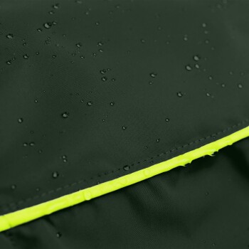 Schwarzer Stoff mit dem Text "MAXIMALE PERFORMANCE" und "COOLMAX® ACTIVE WEAR (INNENFUTTER)", der schnelltrocknende und atmungsaktive Eigenschaften hervorhebt.