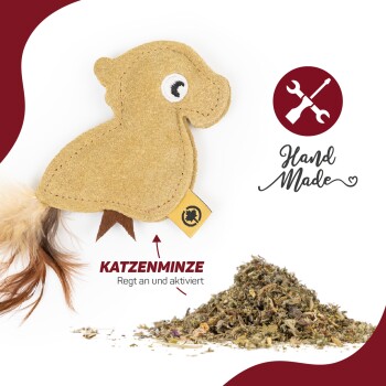 Handgemachtes Katzenspielzeug in Form eines Vogels, mit einem flauschigen Schwanz und einem Etikett. Der Text lautet "Katzenminze: Regt an und aktiviert."