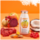 Eine SmoothieDog Rind Haustiersnackflasche auf rotem Hintergrund, umgeben von Gemüse, Kräutern und Beeren, mit den Aufschriften "bestes Fleisch" und "100% natürlich."