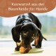 Ein Dackelwelpe, der auf einem natürlichen Wurzelkausnack kaut, mit dem Text "Kauwurzel aus der Baumheide für Hunde" darüber.