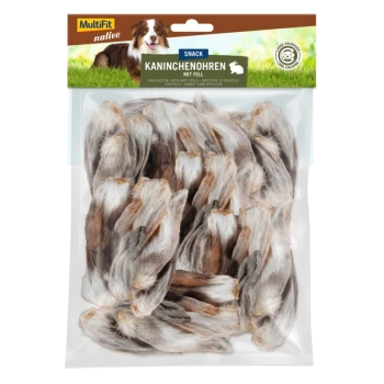 Un emballage en plastique transparent rempli d'oreilles de lapin avec fourrure, étiqueté "MultiFit native Snack Kaninchenohren mit Fell" en allemand, adapté aux chiens.