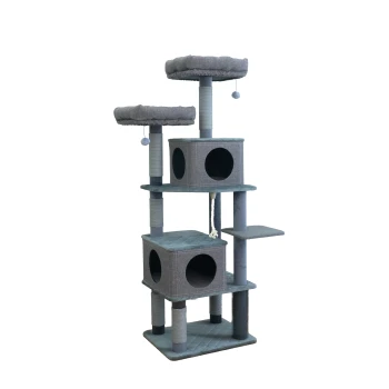 Grauer mehrstöckiger Katzenbaum mit zwei würfelförmigen Verstecken, zwei gepolsterten Liegeflächen, Kratzpfosten und hängenden Spielzeugen.