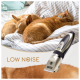 Zwei schlafende Hunde auf einem gemütlichen Bett mit einem Haustierpflegeclipper, der prominent mit "NIEDRIGER LÄRM" beschriftet ist.