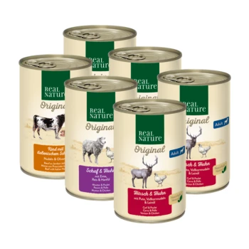 Dosen von Real Nature Tiernahrung mit verschiedenen Geschmacksrichtungen: Rind, Lamm und Wild mit Huhn, beschriftet mit "Original" und "Adult."