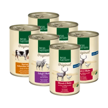 Dosen von Real Nature Tiernahrung mit verschiedenen Geschmacksrichtungen: Rind, Lamm und Wild mit Huhn, beschriftet mit "Original" und "Adult."
