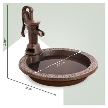 Ein dekorativer Haustier-Wasserbrunnen in Form einer vintage Handpumpe, 13,5 cm hoch und 18 cm im Durchmesser, mit einer Schüssel von 16,5 cm Durchmesser.