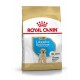 Royal Canin Puppy Labrador Retriever Hundefuttertüte, die eine goldene Farbe, ein Bild eines Welpen und Text mit spezifischer Ernährung für die Rasse zeigt.