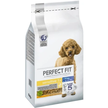 Eine Tüte Perfect Fit Hundefutter für empfindliche Hunde, featuring einen Pudel auf der Vorderseite, beschriftet für Hunde unter 10 kg, 6 kg Gewicht.