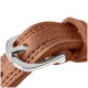 Nahaufnahme eines braunen Lederhalsbands für Haustiere mit einer glänzenden silbernen Schnalle, das die detaillierte Naht und Textur zeigt.
