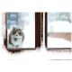 Eine flauschige Katze mit einem weißen und grauen Fell sitzt vor einem Fenster, umgeben von Schneeflocken, und schaut neugierig hinein.