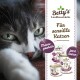 Graue Katze mit grünen Augen neben Betty's Landhausküche Katzenfutter, beschriftet mit 'Für sensible Katzen' und 'Mono-Protein.'