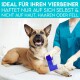Ein glücklicher Hund auf einem Tisch mit einem blauen Verband an seinem Bein, während eine Person in türkisfarbenen Scrubs ihn anlegt. Text darüber fördert den Verband.