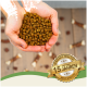 Zwei Schalen mit Trockenfutter (gelb und grün) mit weißen Seilspielzeugen. Text: "Glutenfrei", "Proteinreich", "Für Gelenke", "Vitamine A, E, D₃."