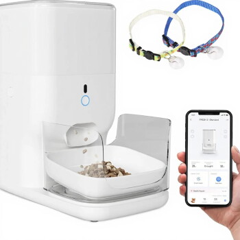 Weißer automatischer Futterautomat, der Trockenfutter in eine Schüssel dosiert, zwei Katzenhalsbänder mit Glöckchen und ein Smartphone zeigt die FRESH 2 App.