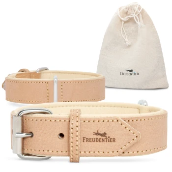 Ein natürlicher Leder-Haustierhalsband mit einer silbernen Schnalle, auf dem der Markenname "Freudentier" eingeprägt ist, zusammen mit einem kleinen beigen Zugbeutel.