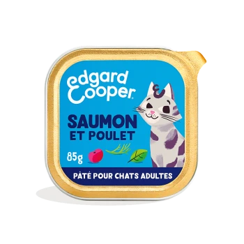 Pâté de nourriture pour chats Edgard Cooper pour adultes, avec du saumon et du poulet, dans un contenant coloré de 85 g avec une illustration de chat ludique.