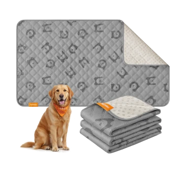 Graue gesteppte Haustierdecke mit Pfoten- und Knochenmustern, gefaltet und ausgebreitet, neben einem Golden Retriever mit orangefarbener Bandana.