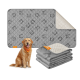 Graue gesteppte Haustierdecke mit Pfoten- und Knochenmustern, gefaltet und ausgebreitet, neben einem Golden Retriever mit orangefarbener Bandana.