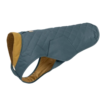 Ein blauer gestepptes Hundemantel mit einem hellen Innenfutter, mit einem kleinen Logo-Anhänger, entworfen für Wärme und Komfort.