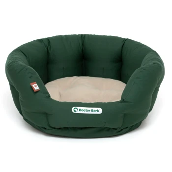 Grünes rundes Haustierbett mit einem beigen Innenraum, mit dem Logo "Doctor Bark" auf der Vorderseite.