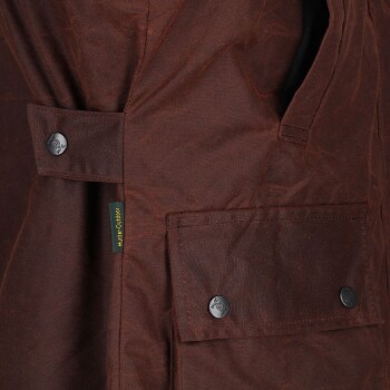 Nahaufnahme einer braunen Hunter Outdoor Jackentasche mit schwarzen Druckknöpfen und einem kleinen grünen und gelben Hunter Outdoor Etikett.