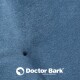 Nahaufnahme eines weichen blauen Stoffes mit einem kleinen schwarzen Punkt, der das Logo "Doctor Bark" und den Text "MADE IN GERMANY" zeigt.