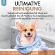 Ein glücklicher Corgi in einem blauen Handtuch sitzt am Rand einer Badewanne, mit Text über die Vorteile eines sanften Haustierreinigungsprodukts.