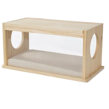 Habitat en bois pour animaux de compagnie avec un panneau avant transparent et des ouvertures circulaires sur les côtés, présentant un fond sablonneux.