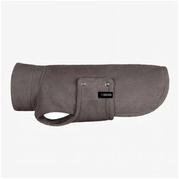 Ein Hund, der einen weichen, grauen Fleece-Mantel mit hohem Kragen und einer Tasche trägt, steht stolz vor einem schlichten Hintergrund.