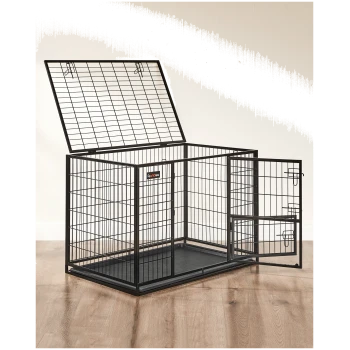 Schwarze Metall-Haustierbox mit offenem Oberteil und Seitentür, mit herausnehmbarem Bodentablett, auf einem Holzboden.