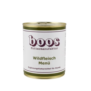 Dosen-Hundefutter mit der Aufschrift 'boos Wildfleisch Menü', mit einem weißen Hintergrund und grünen sowie lila Text, der anzeigt, dass es sich um ein Ergänzungsfutter handelt.
