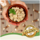 Eine Person hält eine braune Schüssel mit stückigem Haustierfutter, garniert mit einem Minzblatt und einem 'Beste Qualität'-Abzeichen, das mit '15 Jahre' gekennzeichnet ist.