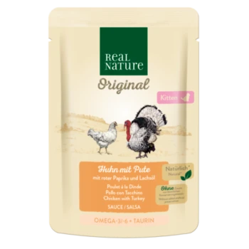 Real Nature Kittenfutterbeutel mit Huhn, Truthahn, rotem Pfeffer und Lachsöl. Enthält das Logo "Omega-3/6 + Taurin" und "Natürlich".