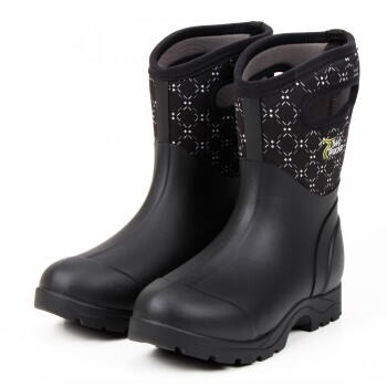 Schwarze Gummistiefel für Haustiere mit einem gemusterten Obermaterial und einem Logo mit der Aufschrift "Two Tracks" an der Seite, entworfen für den Außeneinsatz.