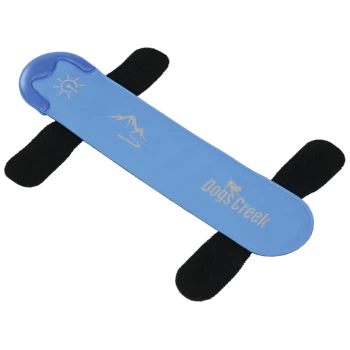 Blaues Hundespielzeug mit einem Sonnen- und Bergdesign, mit schwarzen weichen Griffen an jedem Ende, mit der Aufschrift 'DogsCreek.'