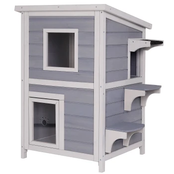 Katzenhaus CityTower Ein stilvolles zweigeschossiges Haustierhaus mit grauer Holzaußenfläche, das mehrere Öffnungen, eine kleine Tür und Stufen für Haustiere zum Klettern aufweist.