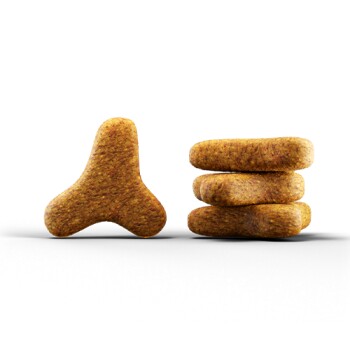 Josera-Logo auf einem gelben runden Abzeichen mit Bäumen und dem Text 'CO2', mit dem Satz 'KLIMANEUTRALE PRODUKTION' am unteren Rand.