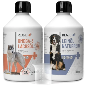 Zwei 500 ml Flaschen für Haustierölzusätze: "REAVET+ OMEGA-3 LACHSÖL" mit einem Wolf und "REAVET+ LEINÖL NATURREIN" mit einem Hund, plus einem Messbecher.