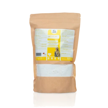 Braune Papiertüte mit Kalziumpulver für Haustiere, beschriftet mit "Kalzium 40," mit Nährwertinformationen und einem Gewicht von 600g.